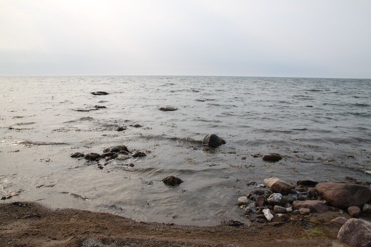 Aufnahme von der Ostsee mit Strand, Steinen und Wasser.