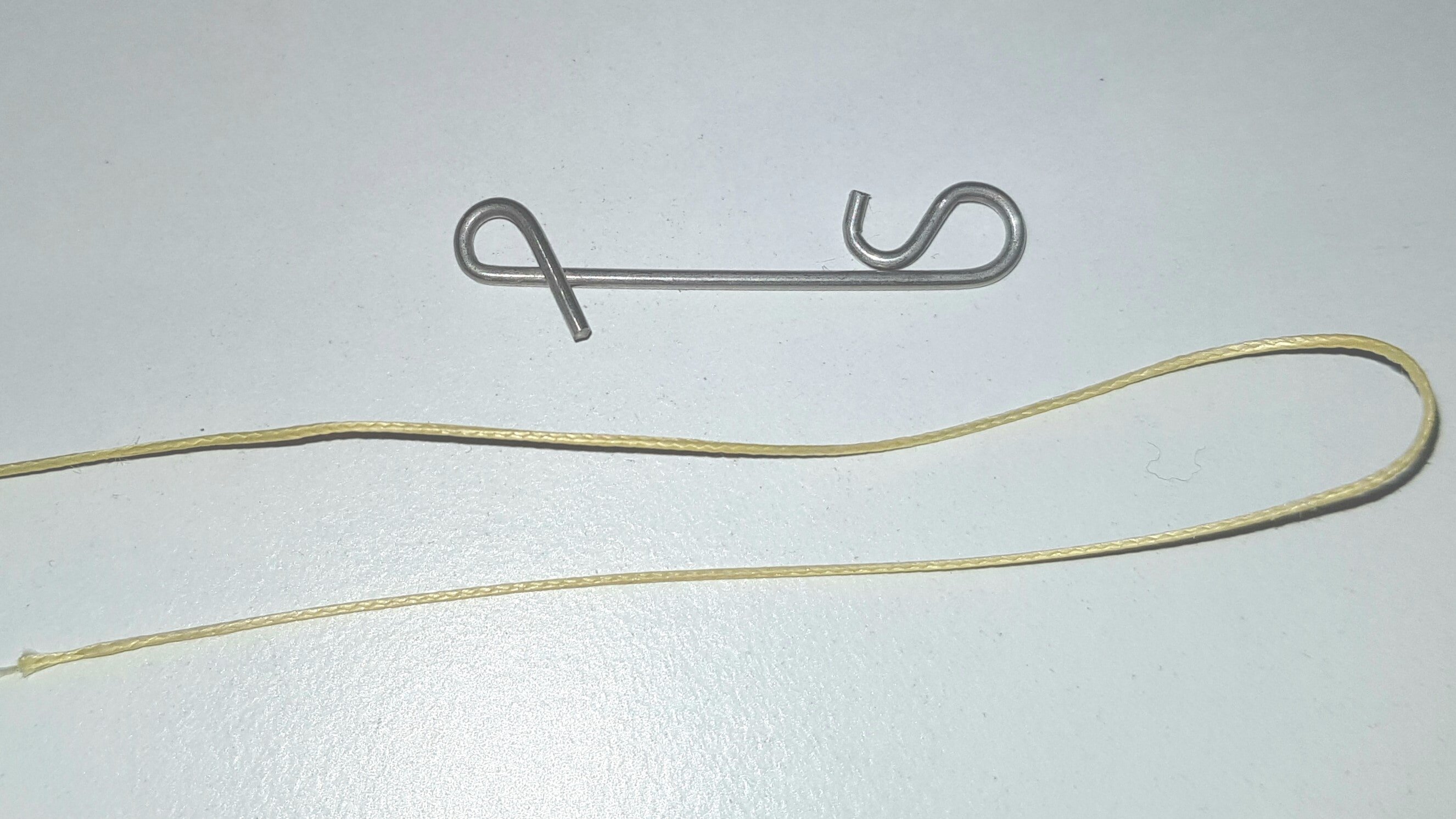 Ein Schnurverbinder ist mit einer geflochtenen Schnur in Nahaufnahme zu sehen.