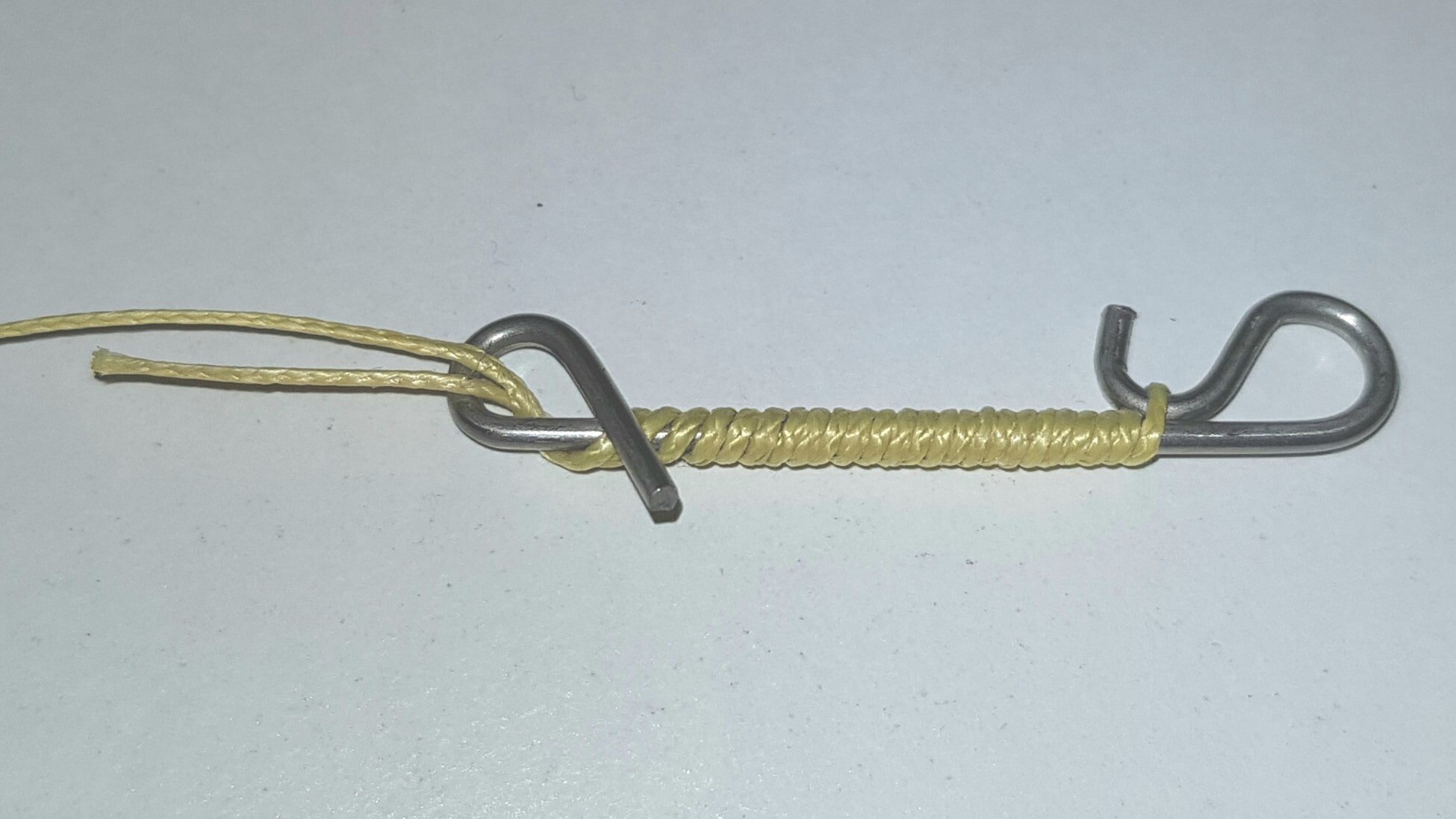 Nahaufnahme, ein Schnurverbinder ist mit einer geflochtenen Schnur fertig gebunden.