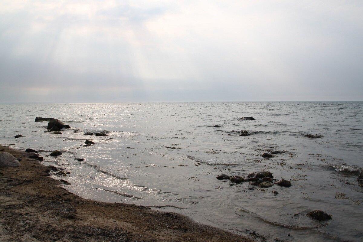 Aufnahme auf das Meer gerichtet, mit Strand & Steinen