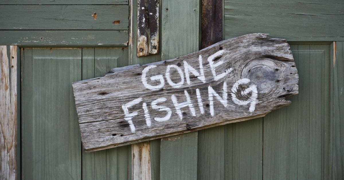 Aufnahme einer Holztür mit dem Schriftzug: Gone Fishing.