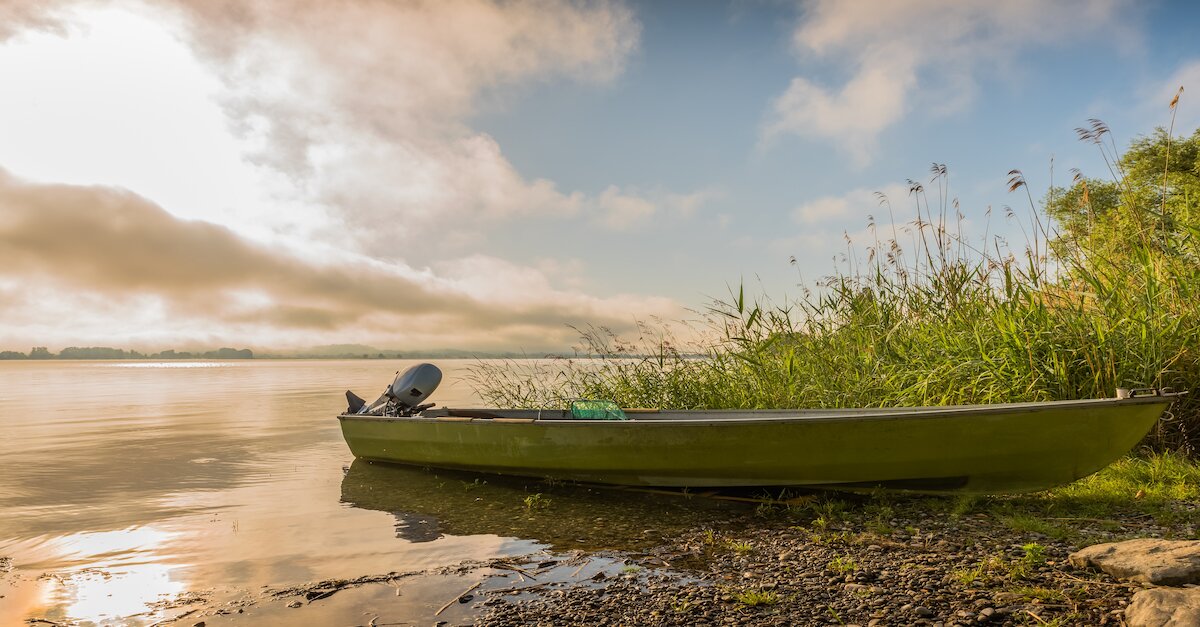Aufnahme eines am Ufer liegenden Bootes. Im Hintergrund der Bodensee.