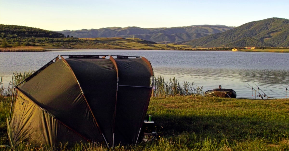 Ein Bivvy Zelt vor einem See