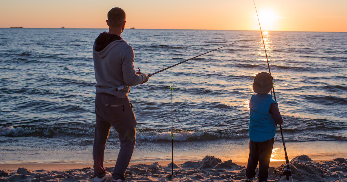 ater und Kind angeln mit zwei Brandungsruten an der Ostsee: 100%; height: 100%;